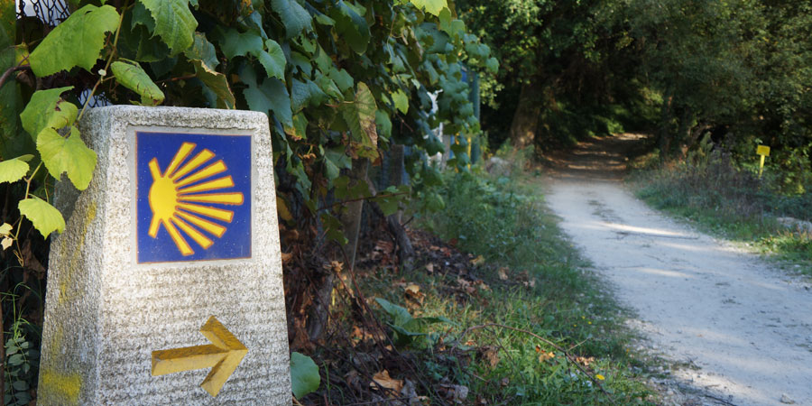 Symbolen för pilgrimsvandring i Spanien