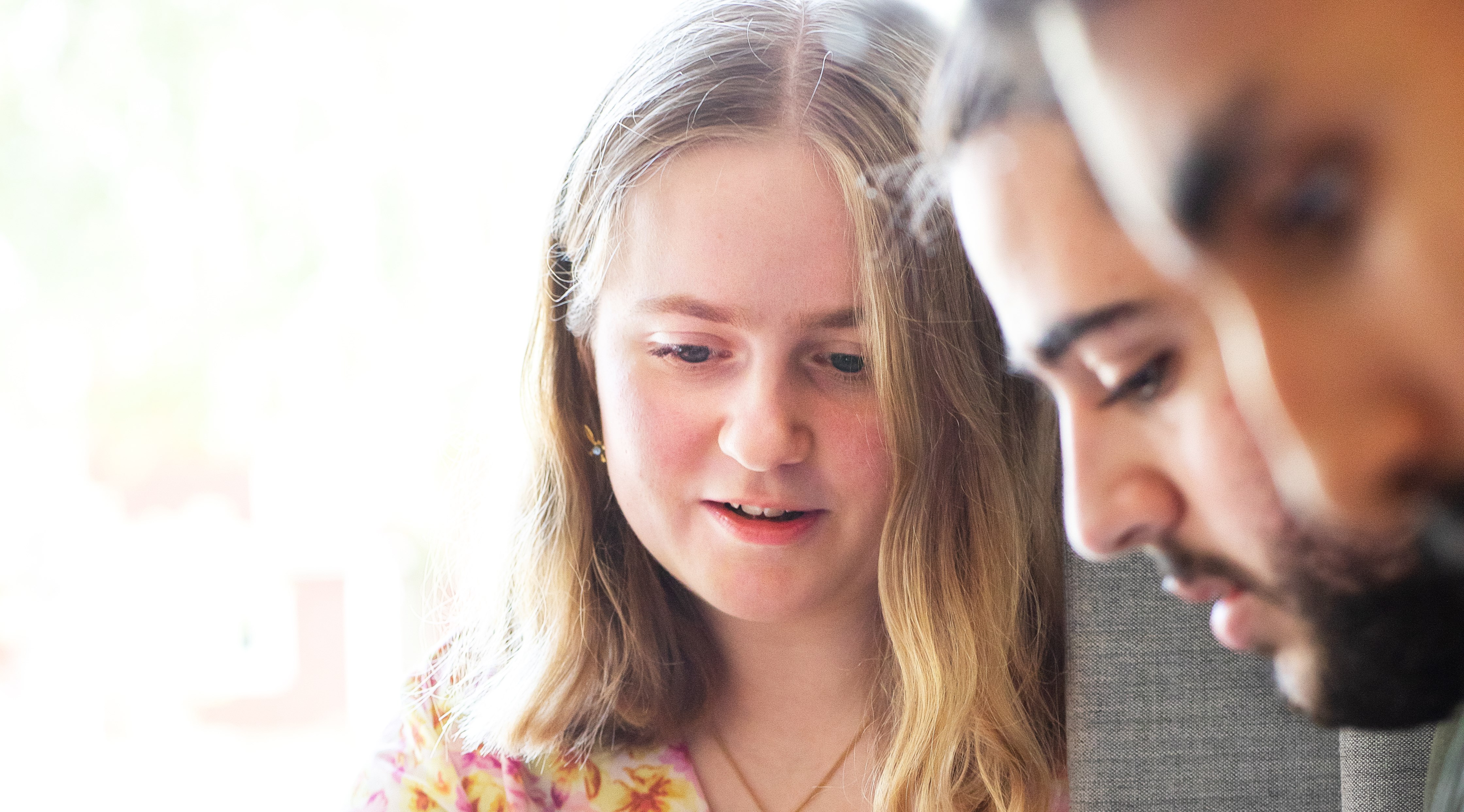 Närbild på tre studerande personer