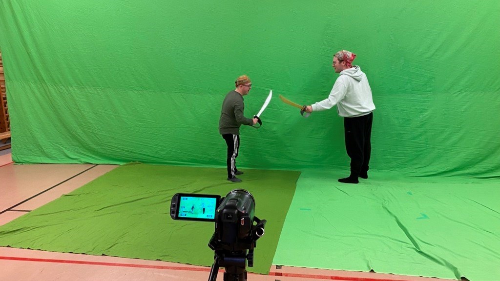 Inspelning av filmen Piratens skatt med hjälp av green screen-teknik. Simon Klasson och Hugo Johansson fäktas framför ett grönt skynke. 